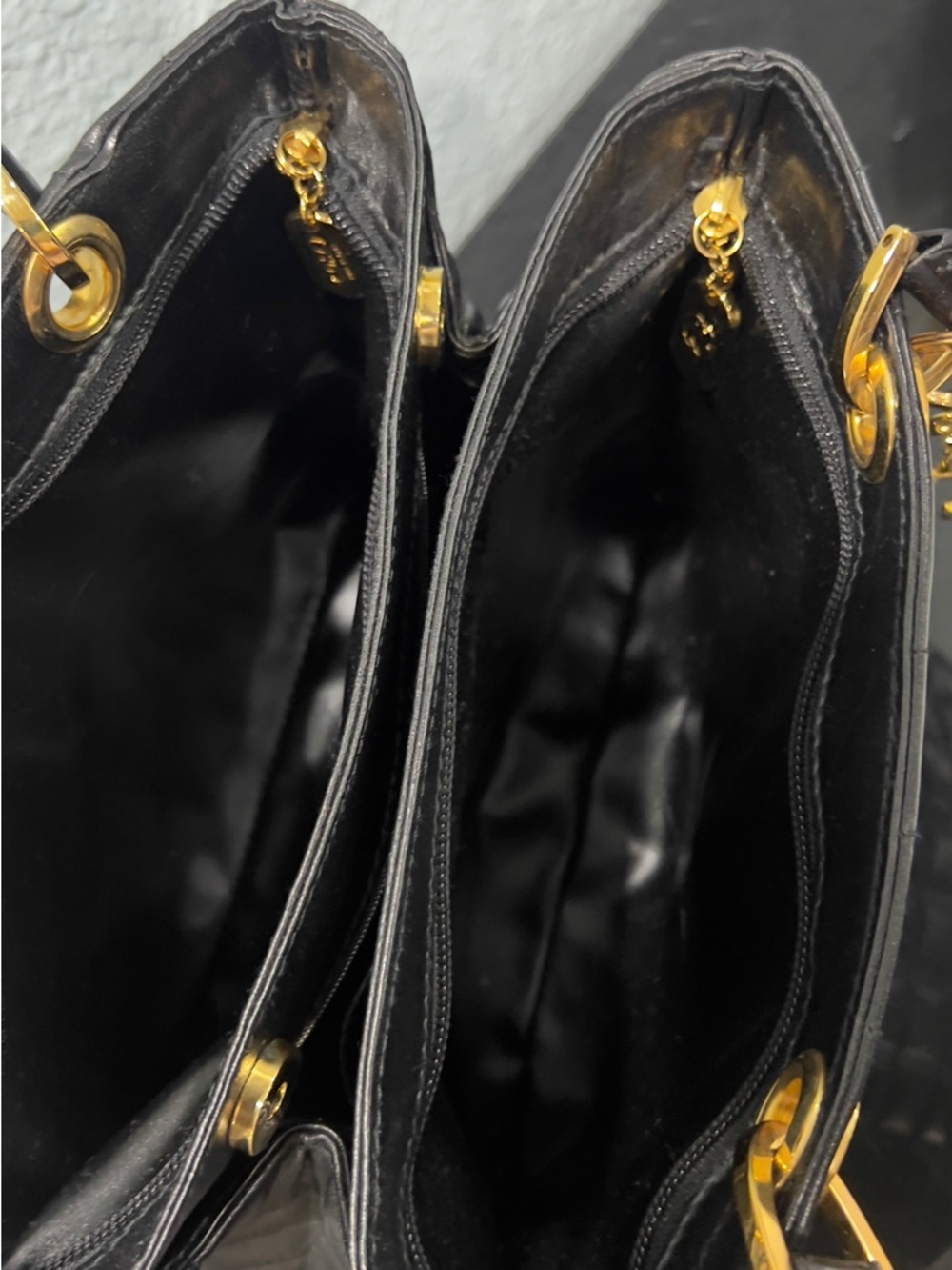 COSCI Italy quilted leather handbag with gold-tone hardware and a 'C' charm - Picture 3 of 4